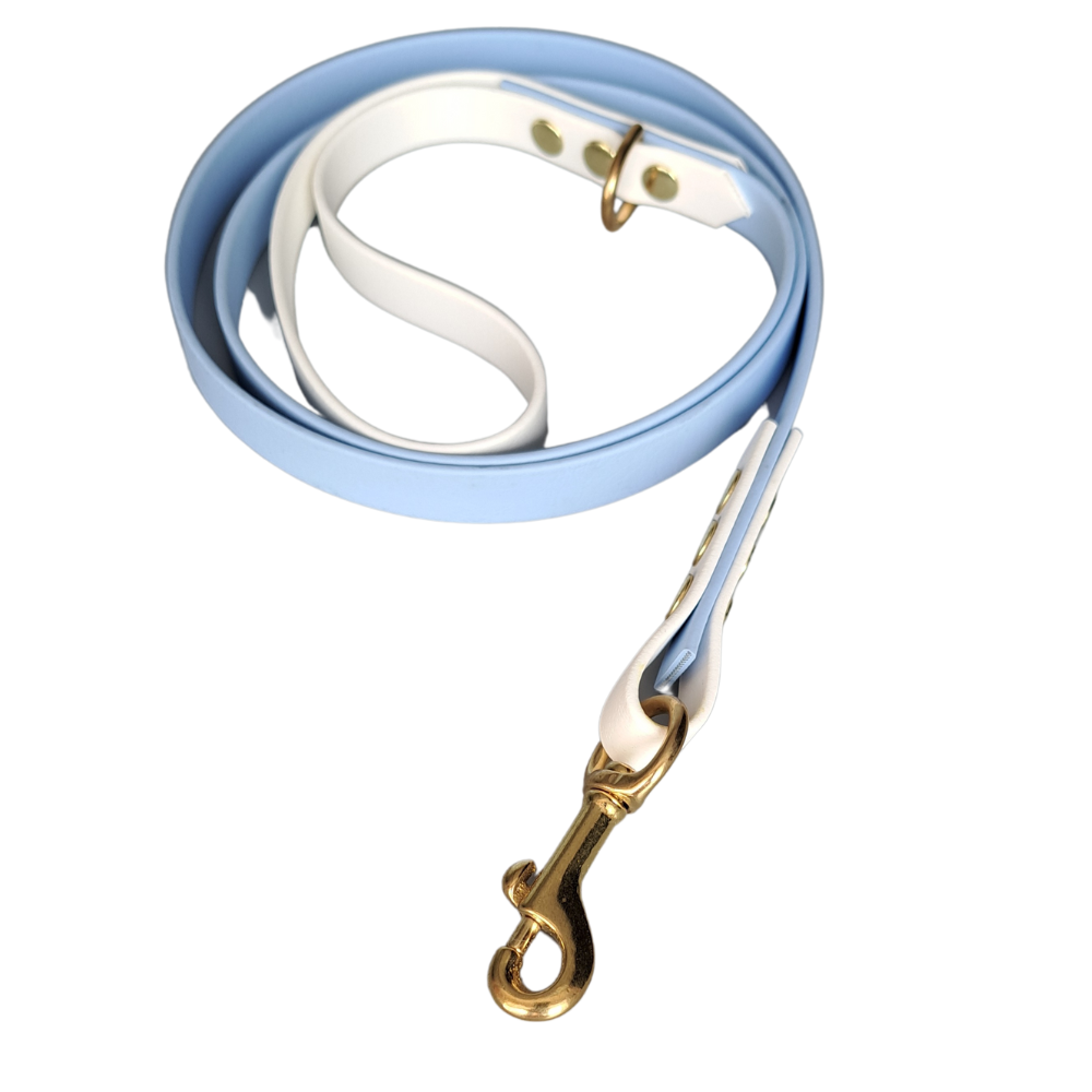 lichtblauwe waterproof biothane leiband met wit handvat
