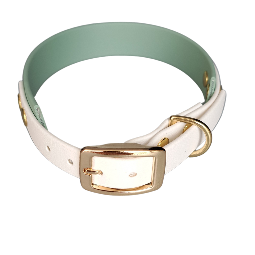 wit sage halsband met gouden gesp