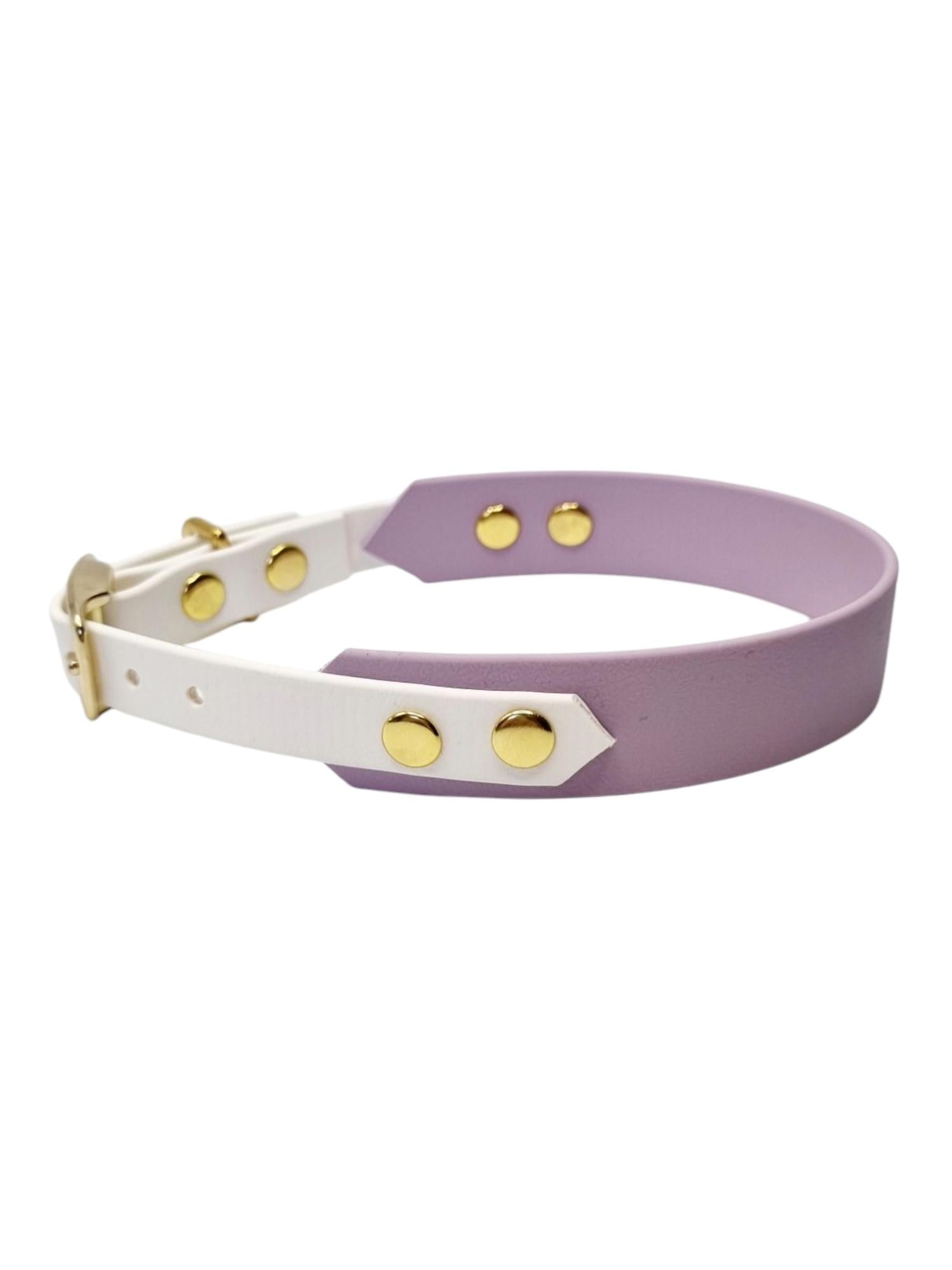 Handgemaakte wit pastelpaarse waterdichte Biothane halsband met gouden gesp van Dazzling Dog.