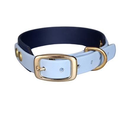 Handgemaakte blauwe waterdichte Biothane halsband met gouden gesp van Dazzling Dog.