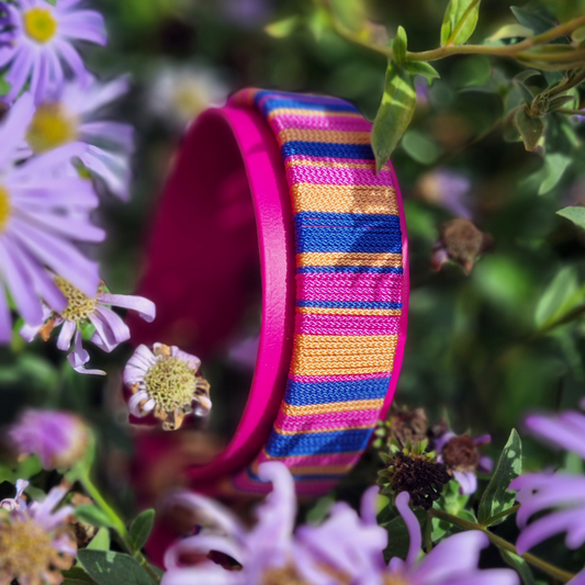 Handgeweven halsband uit de Cali Wave collectie, kleurrijk en waterproof, gemaakt door Dazzling Dog