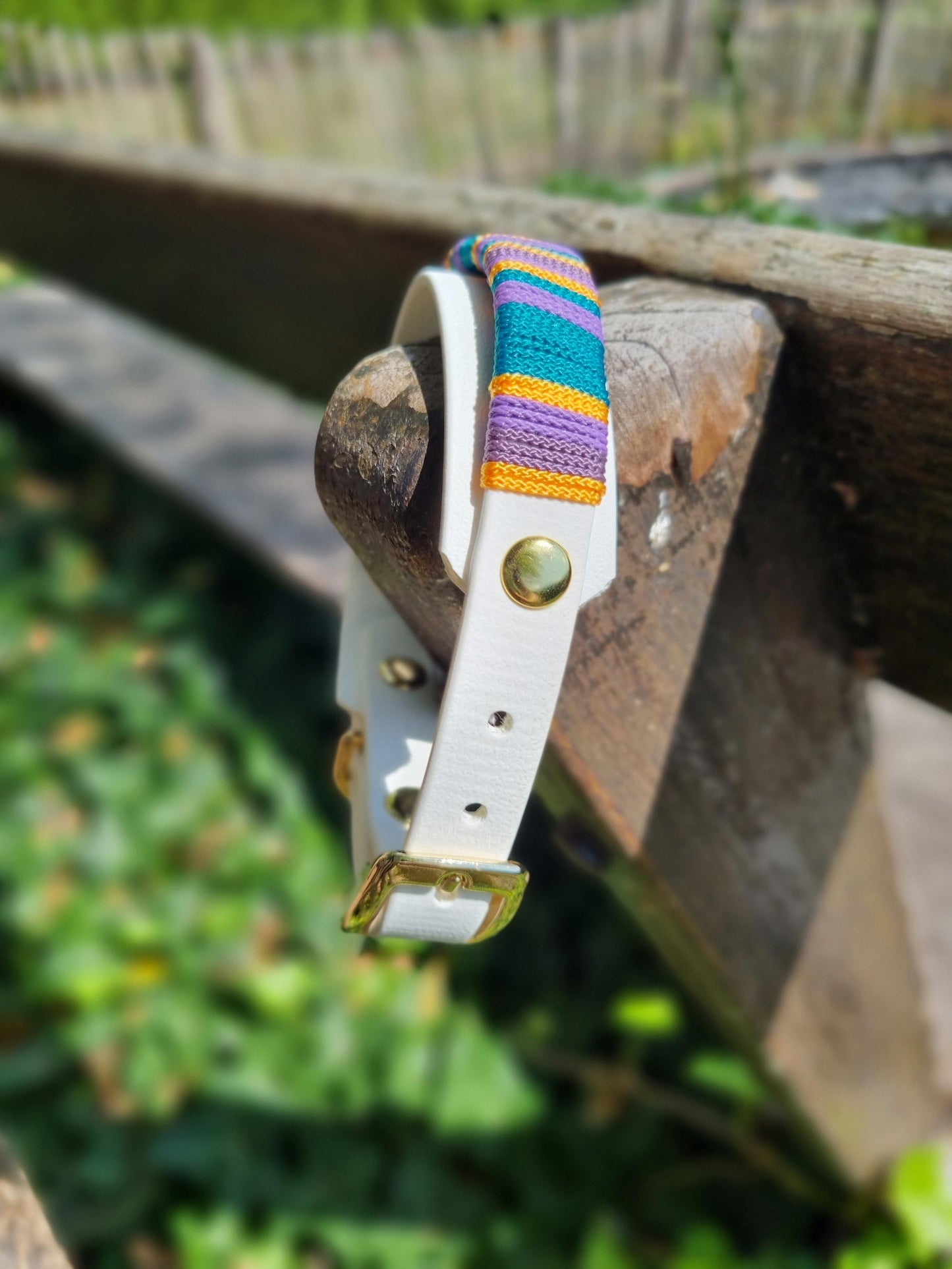 Handgeweven halsband uit de Cali Wave collectie, kleurrijk en waterproof, gemaakt door Dazzling Dog.