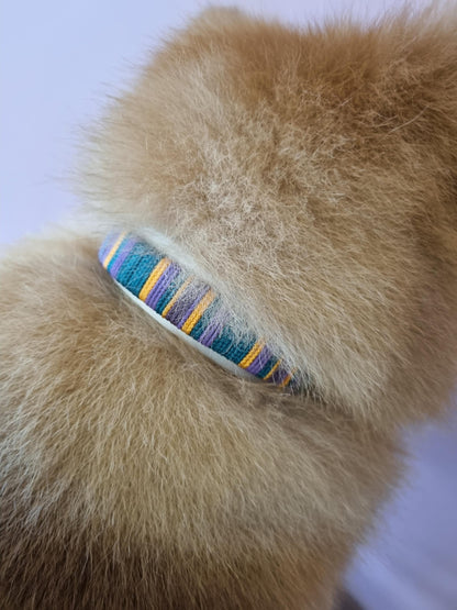 Handgeweven halsband uit de Cali Wave collectie, kleurrijk en waterproof, gemaakt door Dazzling Dog.