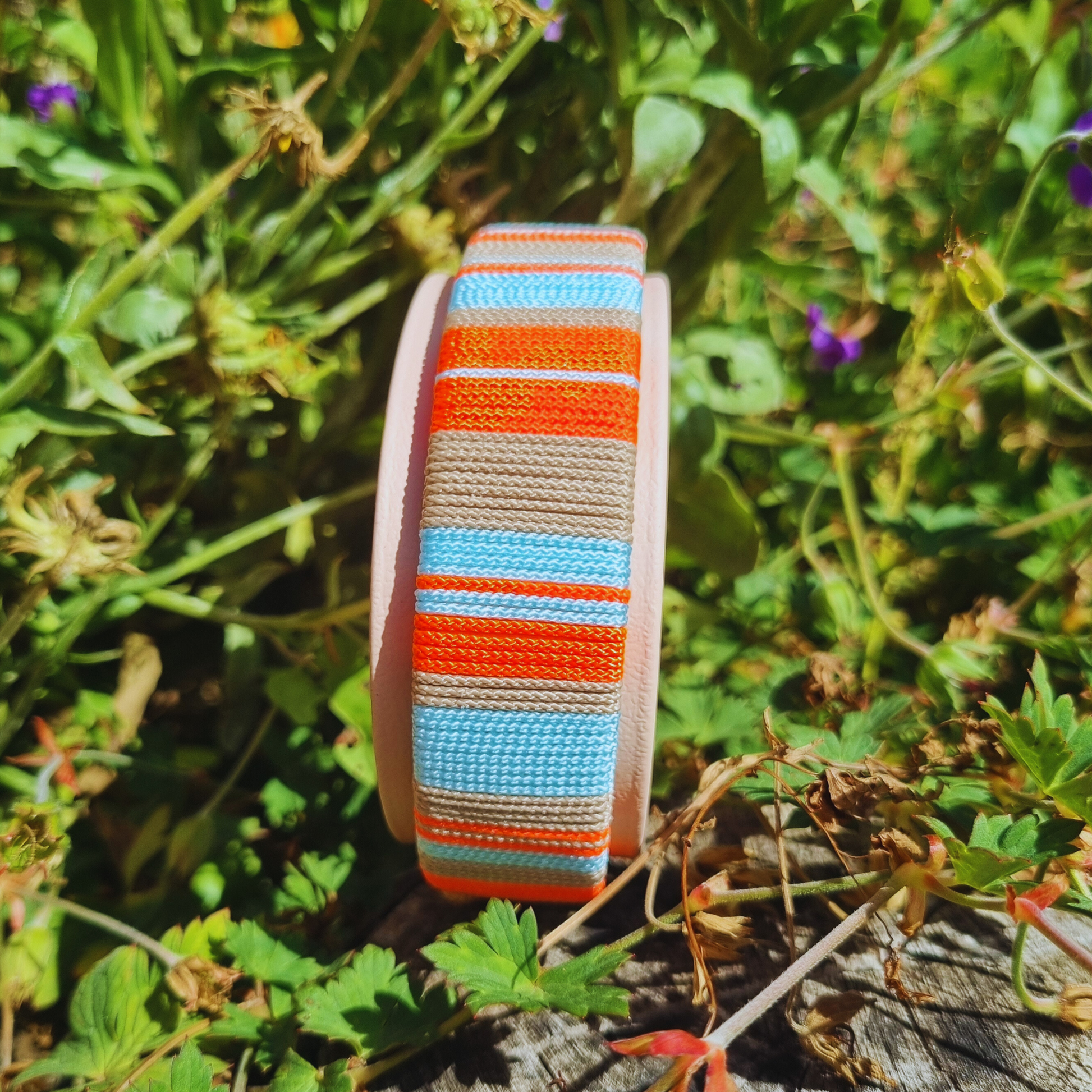 Handgeweven halsband uit de Cali Wave collectie, kleurrijk en waterproof, gemaakt door Dazzling Dog