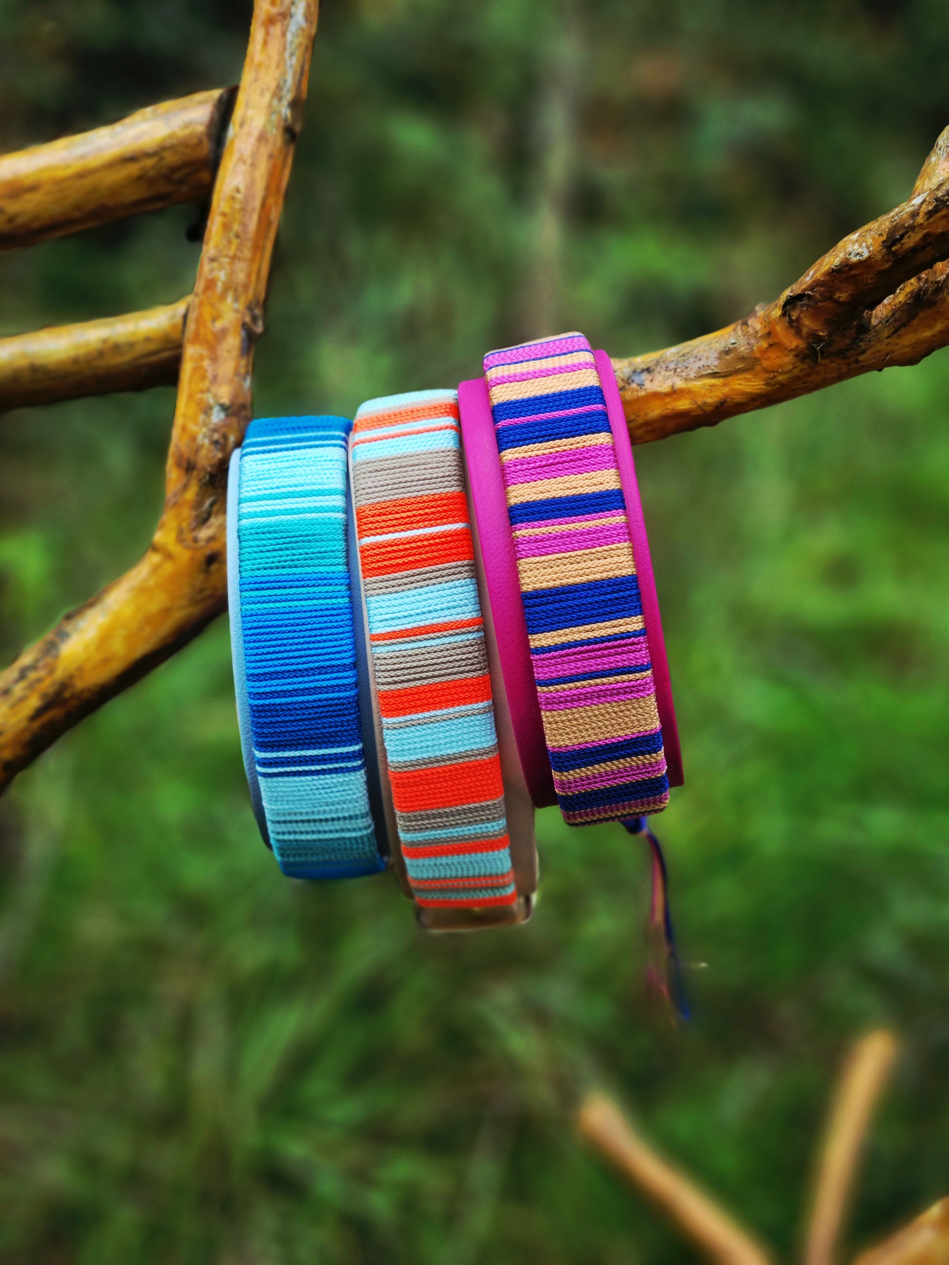 Handgeweven halsband uit de Cali Wave collectie, kleurrijk en waterproof, gemaakt door Dazzling Dog