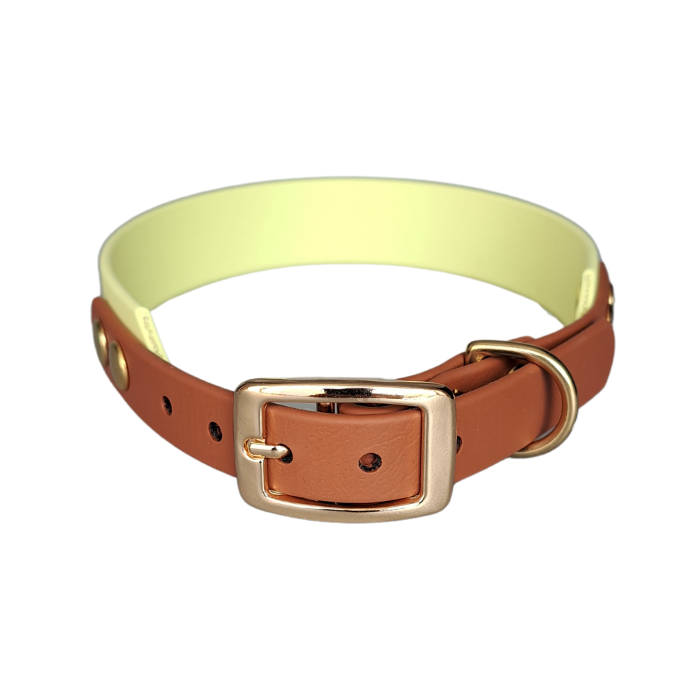 Handgemaakte geel bruine  waterdichte Biothane halsband met gouden gesp van Dazzling Dog.