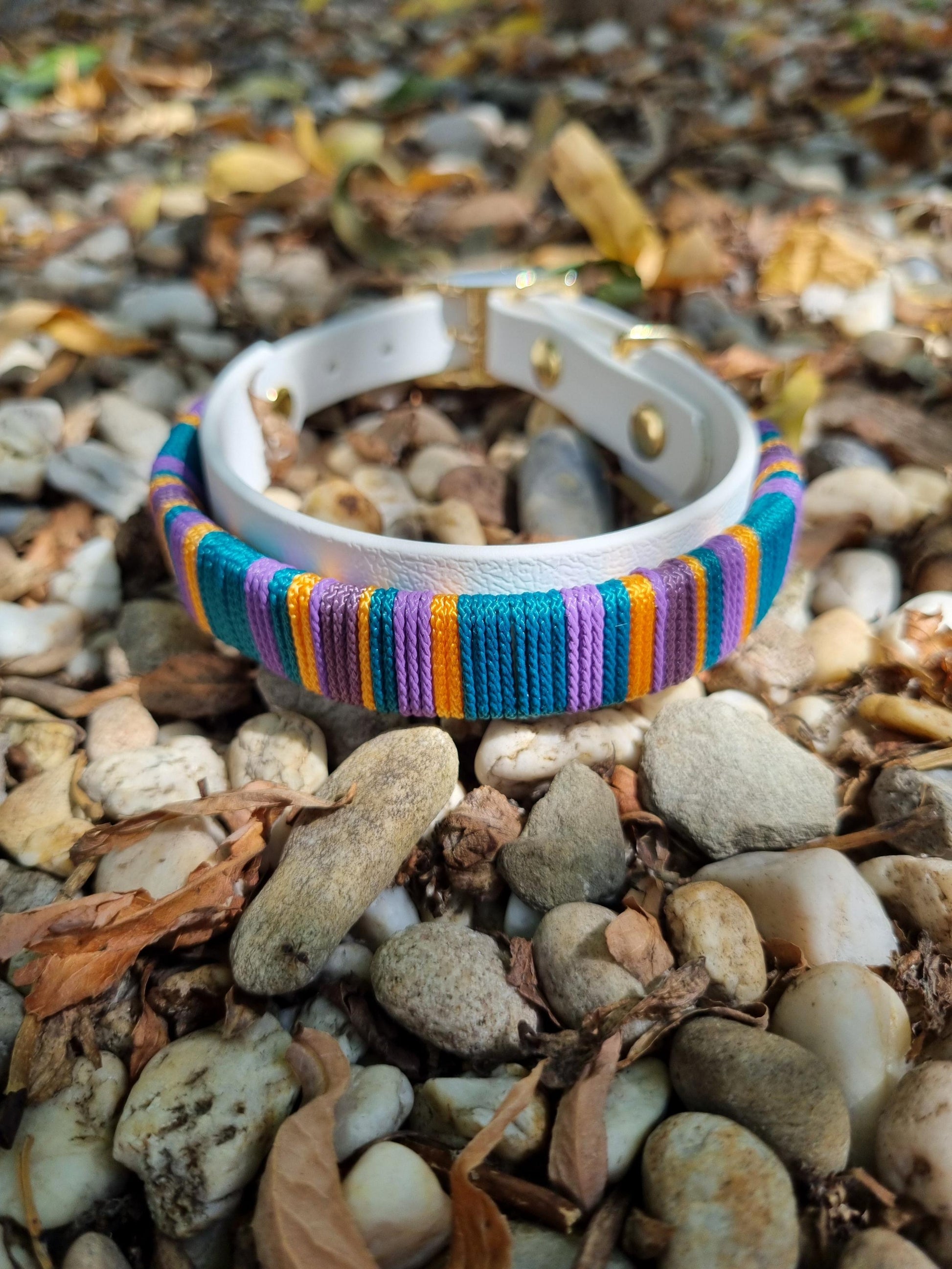 geweven halsband uit de Cali Wave collectie, kleurrijk en waterproof, gemaakt door Dazzling Dog.