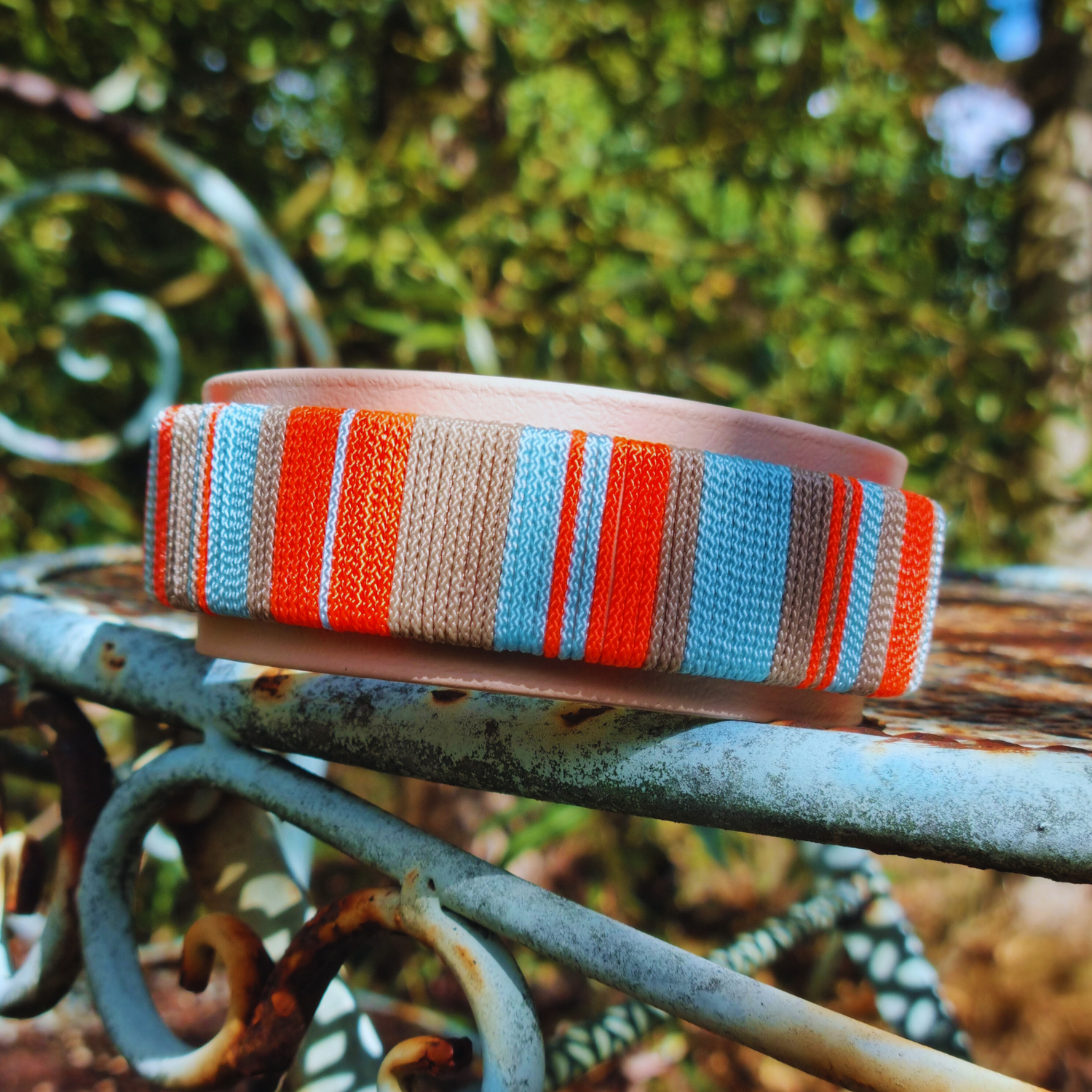 Handgeweven halsband uit de Cali Wave collectie, kleurrijk en waterproof, gemaakt door Dazzling Dog