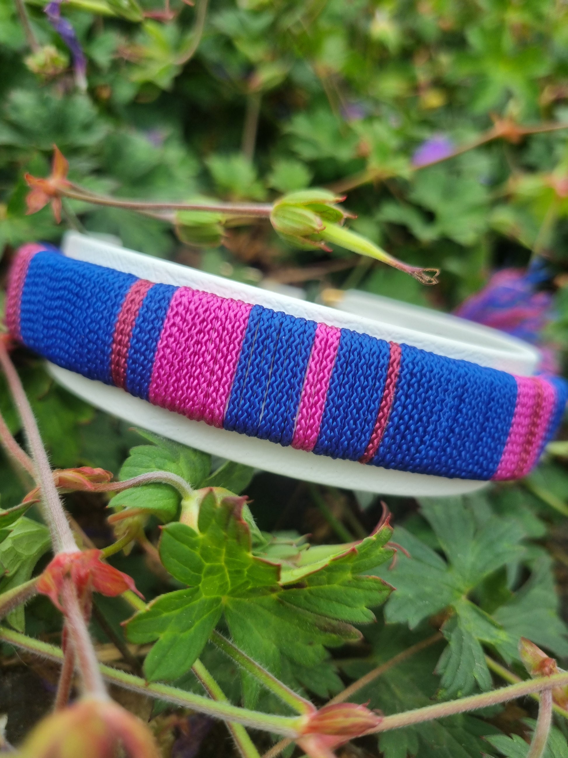 Handgeweven halsband uit de Cali Wave collectie, kleurrijk en waterproof, gemaakt door Dazzling Dog.