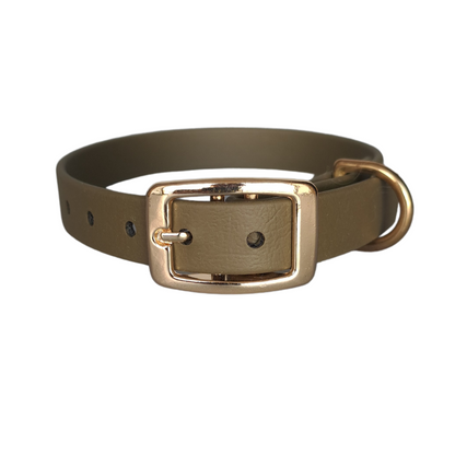 Klassieke olijfkleurige waterproof  halsband met gouden gesp  door Dazzling Dog
