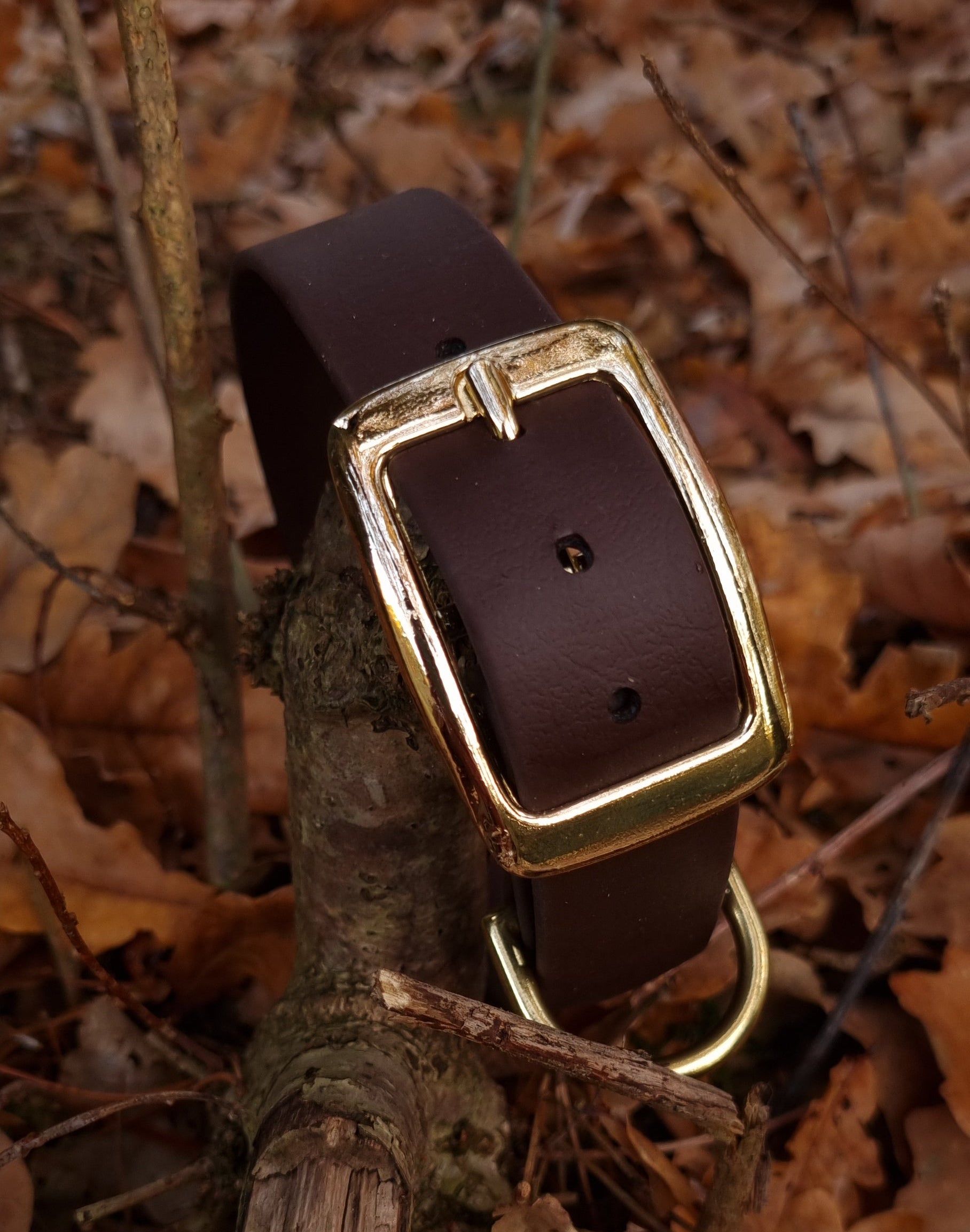 Klassieke bruine waterproof  halsband met gouden gesp  door Dazzling Dog