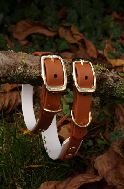 Handgemaakte wit bruin waterdichte Biothane halsband met gouden gesp van Dazzling Dog.