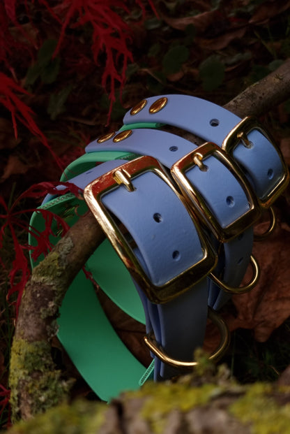 Handgemaakte blauw groene waterdichte Biothane halsband met gouden gesp van Dazzling Dog.