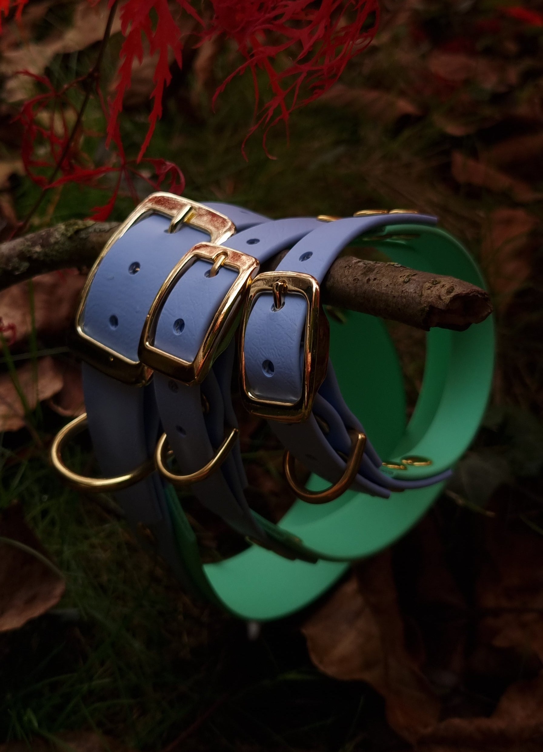 Handgemaakte blauw groene waterdichte Biothane halsband met gouden gesp van Dazzling Dog.