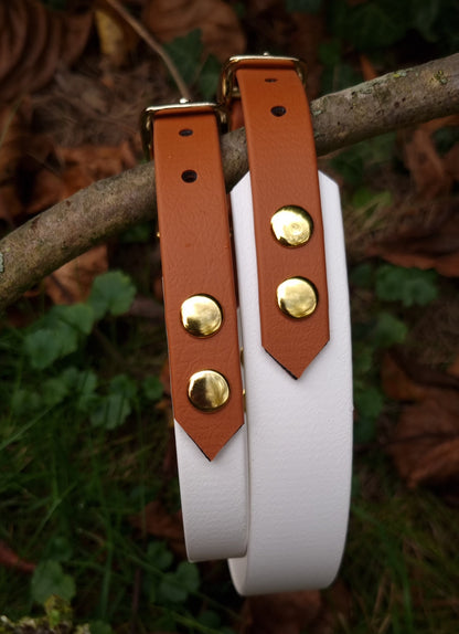 Handgemaakte wit bruin waterdichte Biothane halsband met gouden gesp van Dazzling Dog.