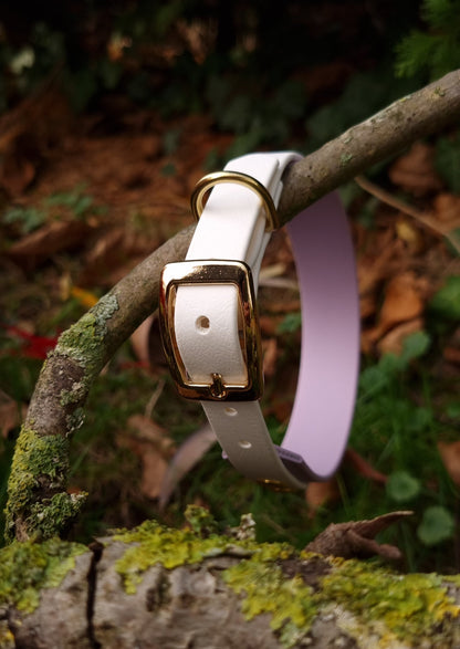 Handgemaakte wit pastelpaarse waterdichte Biothane halsband met gouden gesp van Dazzling Dog.