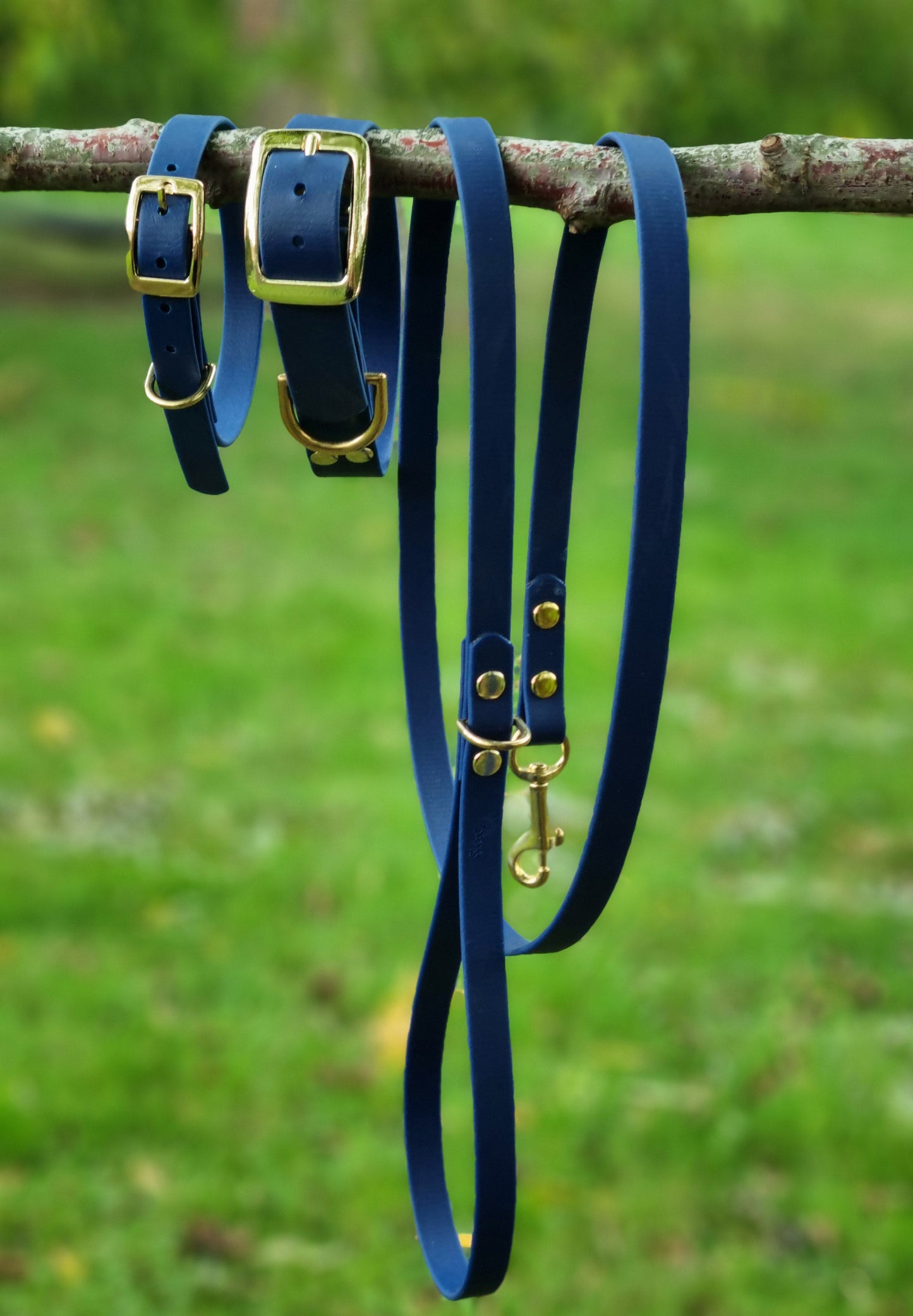 Klassieke navy blauwe waterproof  halsband en leiband set met gouden hardware door Dazzling Dog