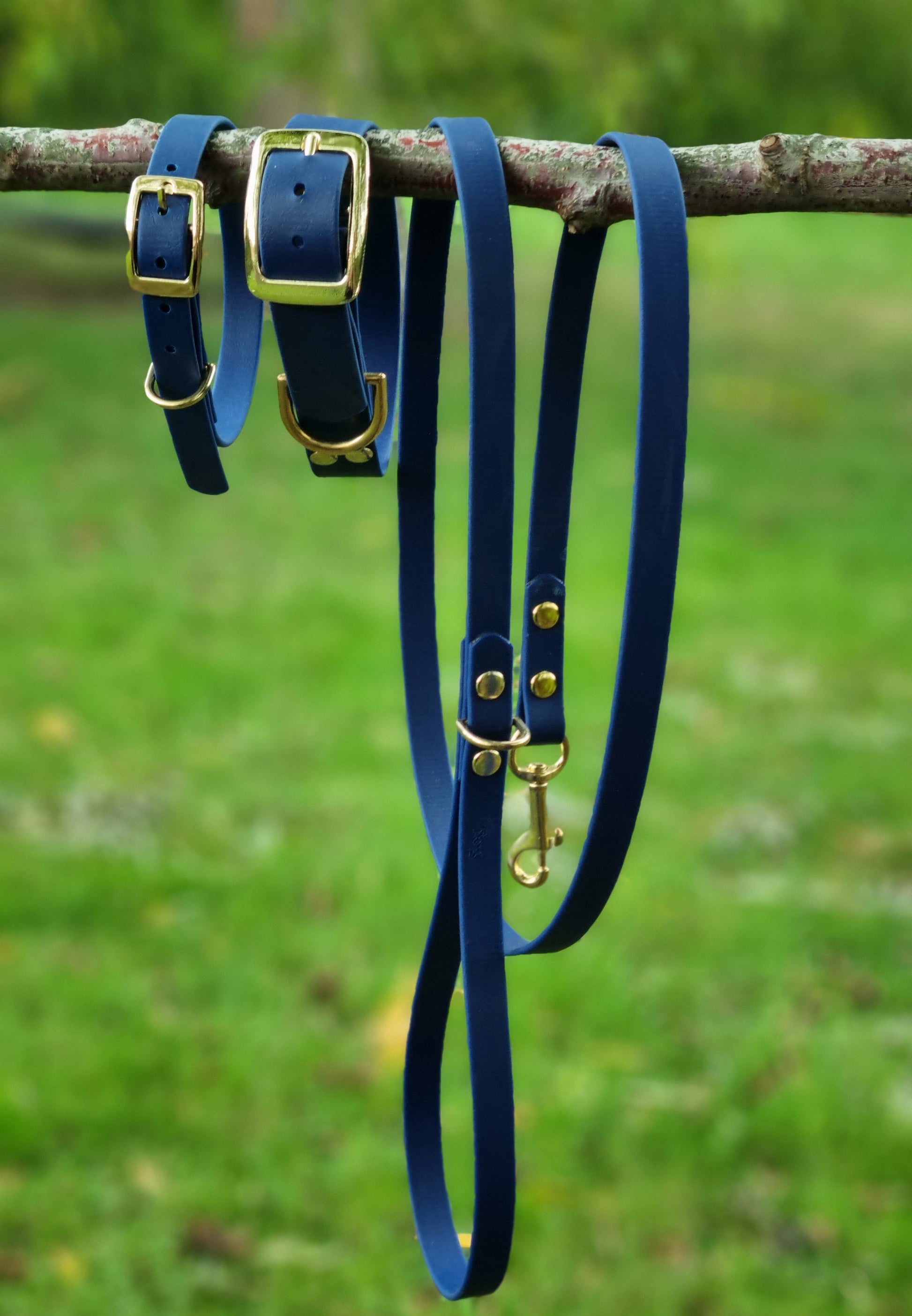 Klassieke navy blauwe waterproof  halsband en leiband set met gouden hardware door Dazzling Dog