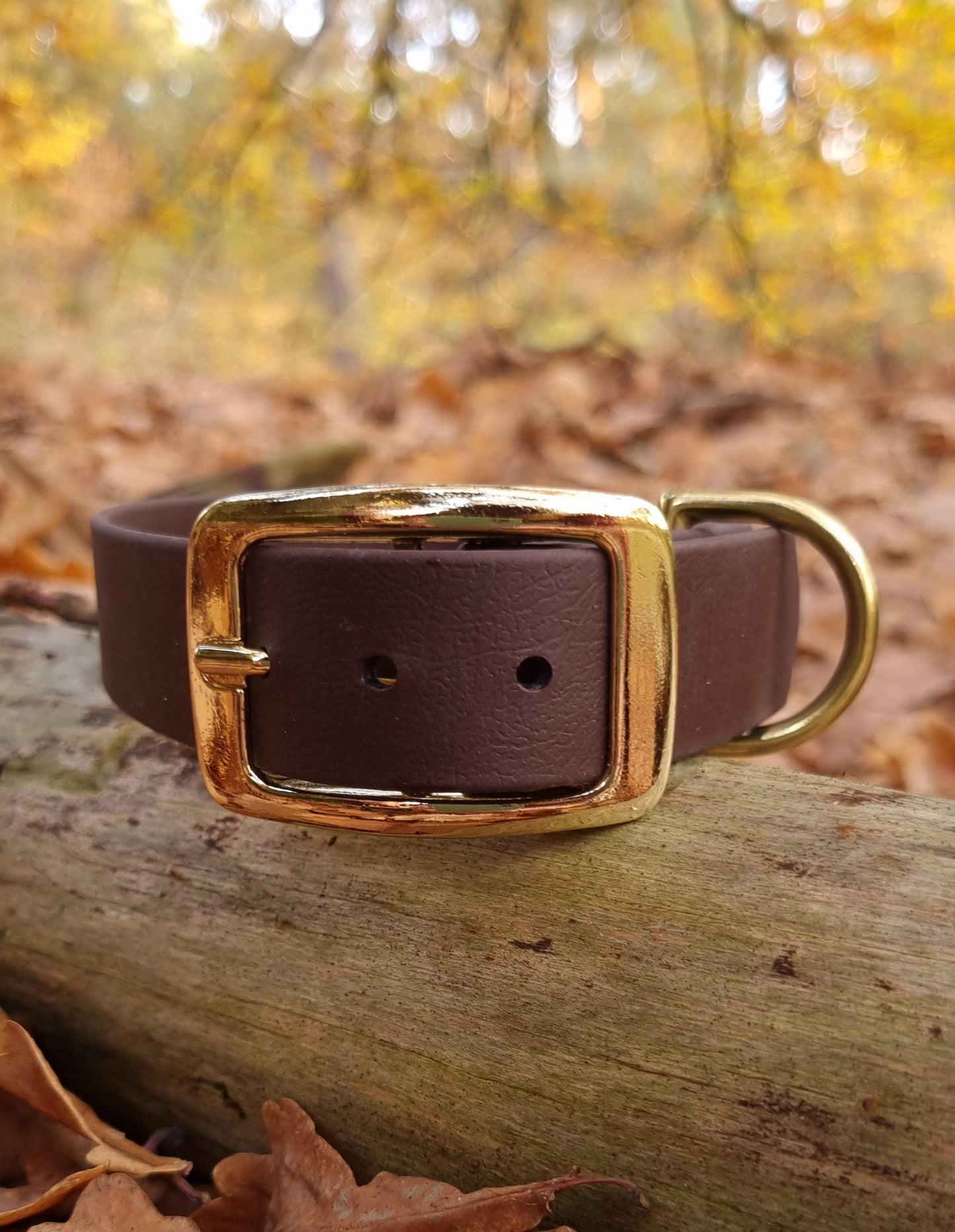 Klassieke bruine waterproof  halsband met gouden gesp  door Dazzling Dog