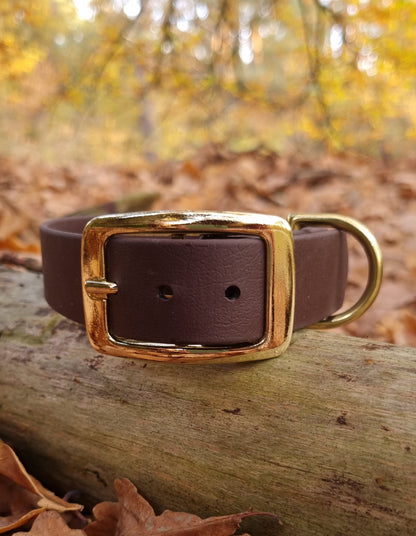 Klassieke bruine waterproof  halsband met gouden gesp  door Dazzling Dog