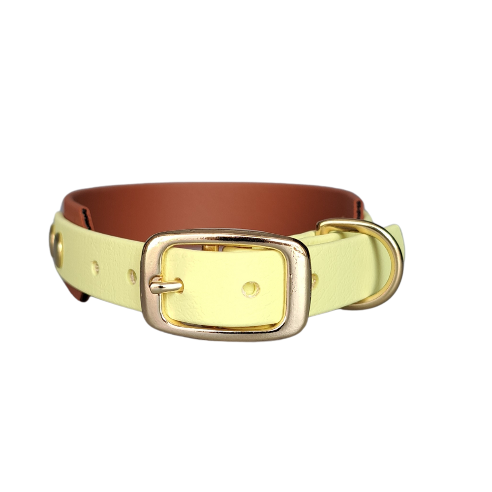 Handgemaakte geel bruine  waterdichte Biothane halsband met gouden gesp van Dazzling Dog.