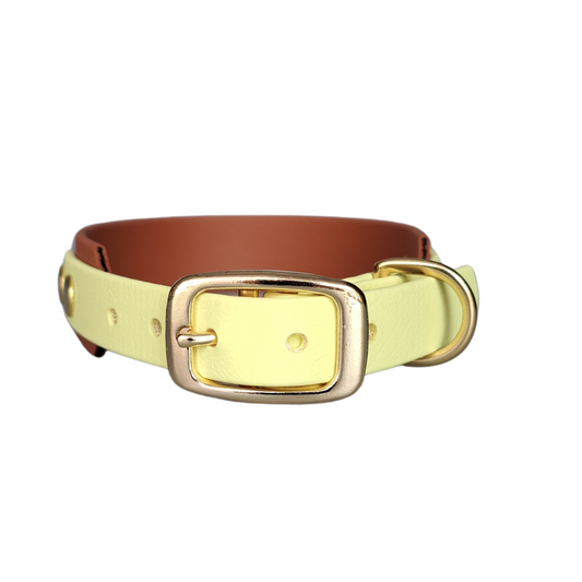 Handgemaakte geel bruine  waterdichte Biothane halsband met gouden gesp van Dazzling Dog.