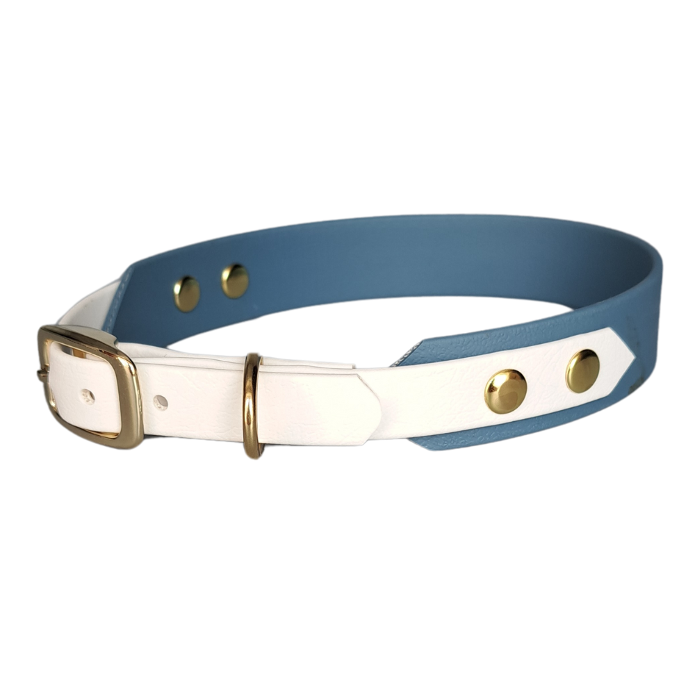 Handgemaakte wit blauwe  waterdichte Biothane halsband met gouden gesp van Dazzling Dog.