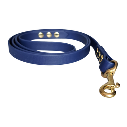 Sterke blauwe Biothane leiband met gouden hardware, handgemaakt door Dazzling Dog.