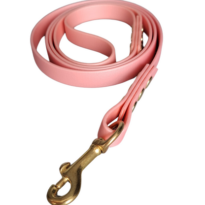 Sterke tweekleurige Biothane leiband in rosé met gouden hardware, handgemaakt door Dazzling Dog.