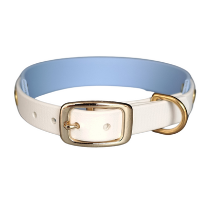 Handgemaakte waterdichte Biothane halsband in pastelblauw en wit met gouden gesp van Dazzling Dog.