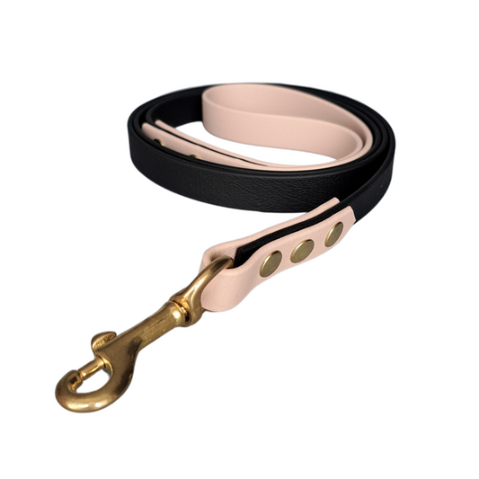 zwarte biothane leiband met powder tan handvat